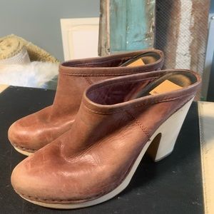DOLCE VITA COGNAC LEATHER CLOGS